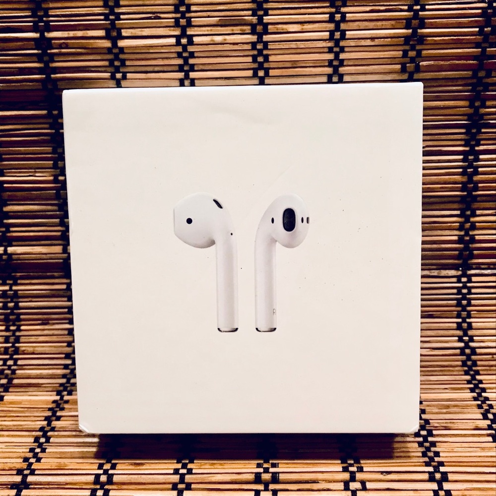 2nd Generation Apple Air Pods w/charging case BOX